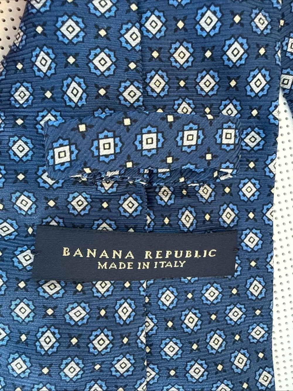 Banana Republic 100% Silk Tie Made in Italy Blue Geometric Designer Mens Tie
